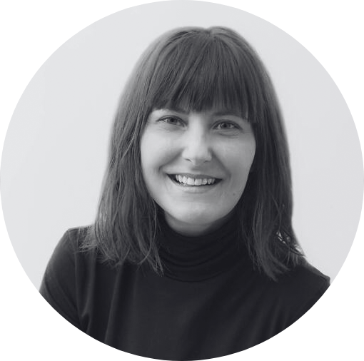 Das Bild zeigt die Mitarbeiterin Jenny von uNaice.